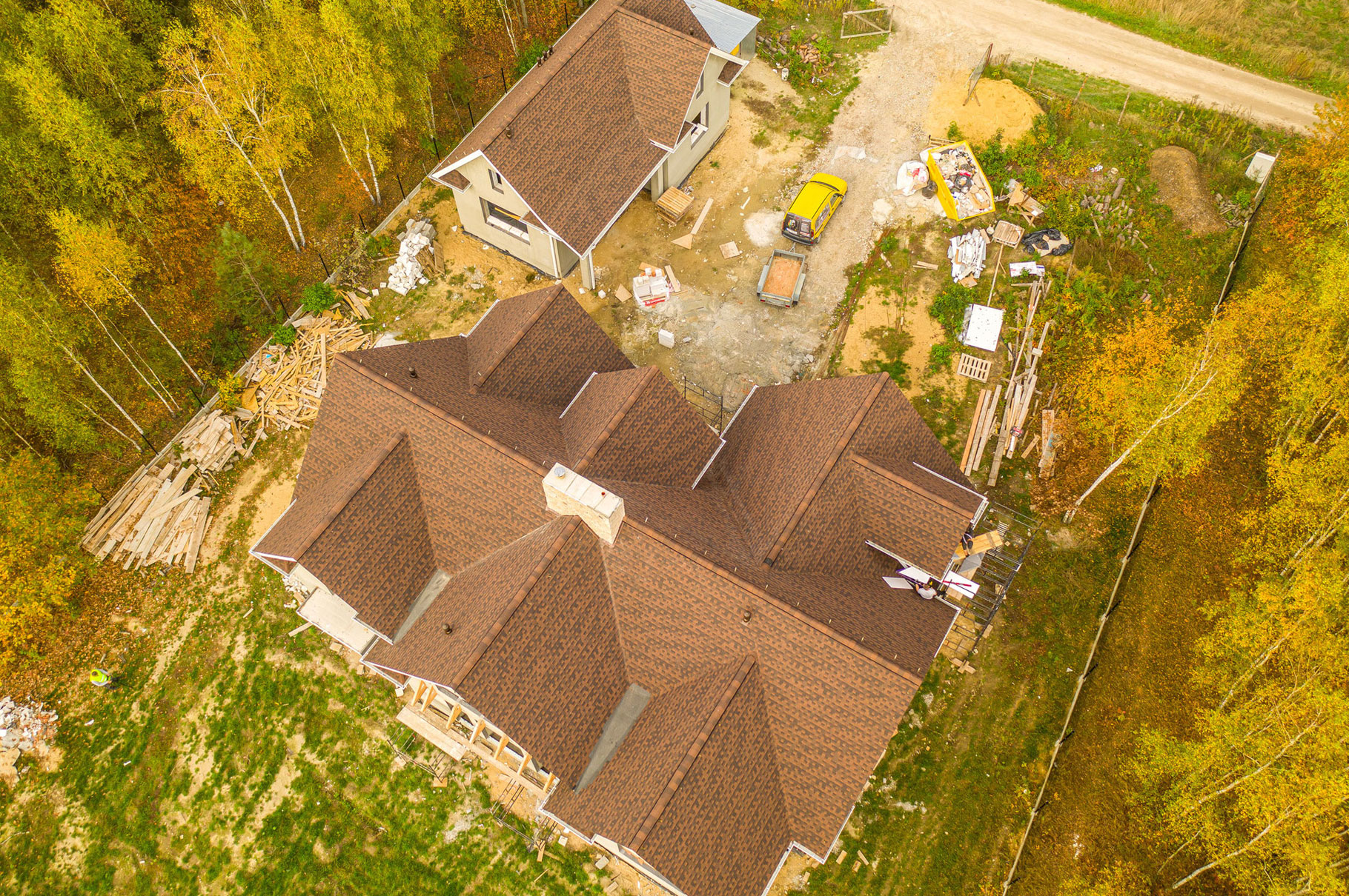 Na dachu widoczny amerykański gont bitumiczny Marki GAF model Timberline HD w kolorze Hickory